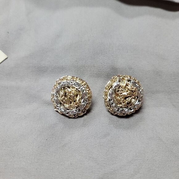 Vintage 40s/50s round clip-on earrings with gold and silver-tone filigree design - Picture 3 of 11